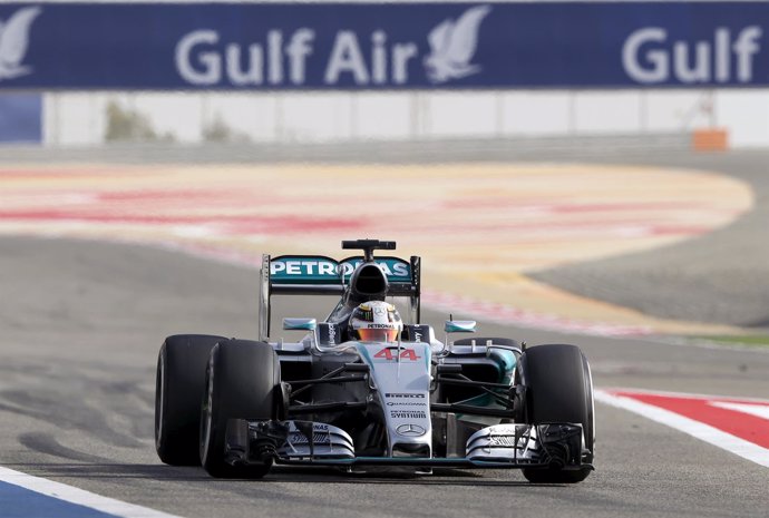 Lewis Hamilton pilotando su coche en Baréin.