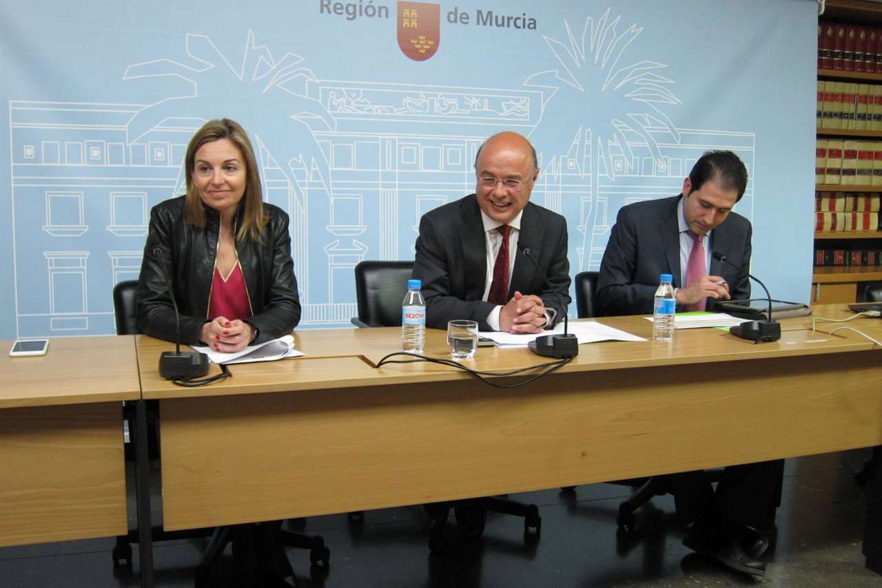 El consejero de Hacienda, Andrés Carrillo, en el centro de la imagen