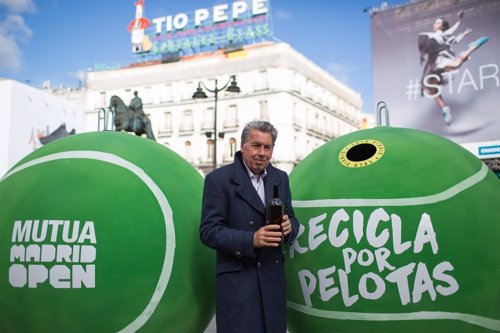 Manolo Santana presenta los contenedores de Ecovidrio con forma de pelota tenis