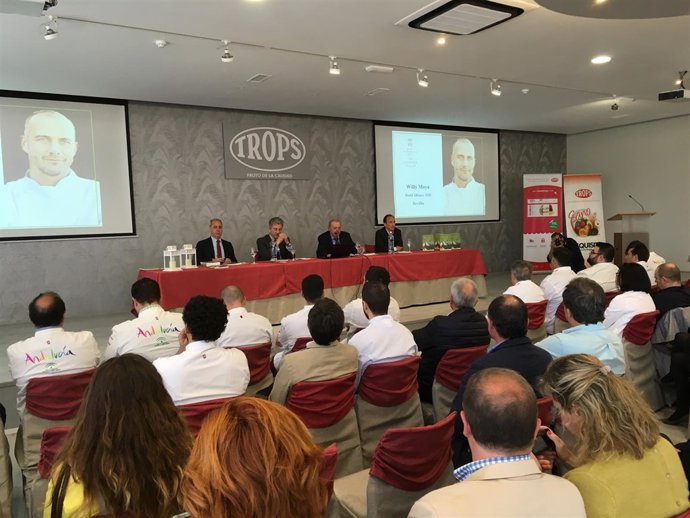 Presentación en Málaga de un libro que repasa la historia del aguacate