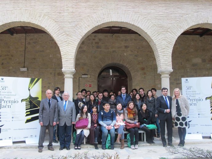 Foto de familia de los participantes del Premio 'Jaén' de Piano