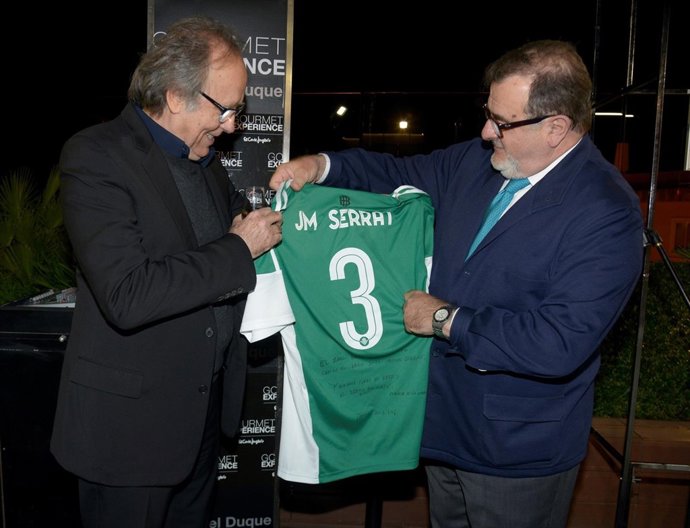 Joan Manuel Serrat recibe una camiseta del Betis