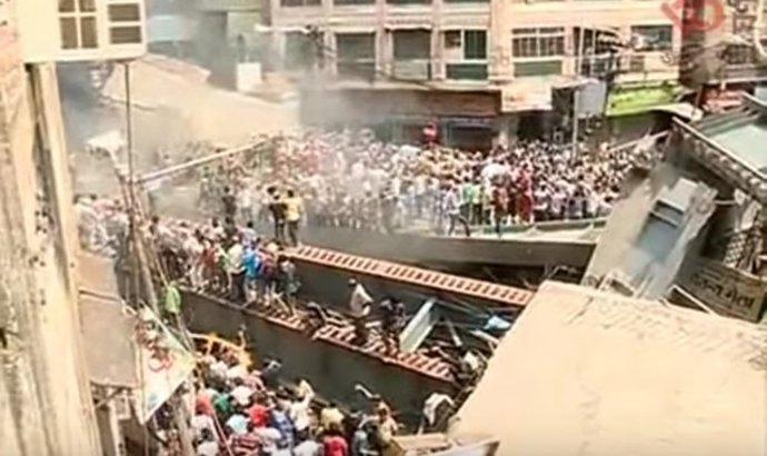 Derrumbe de un paso a nivel en Calcuta, India
