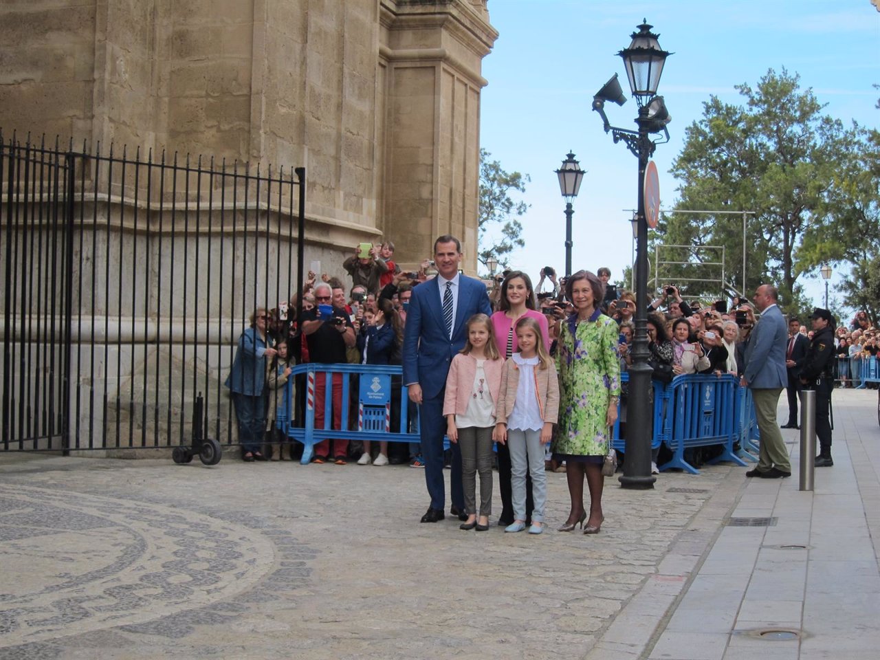 La familia real a su  llegada a la Catedral de Palma para la misa de Pascua