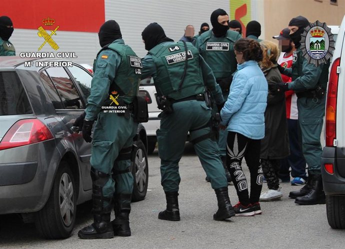 Agentes deteniendo al clan familiar