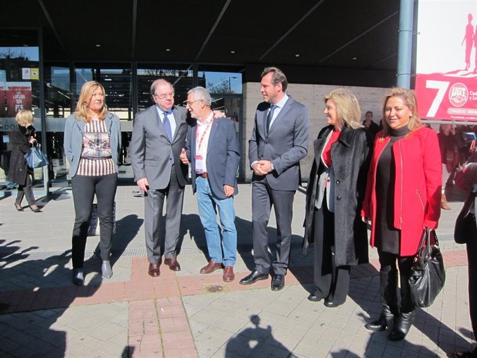 Óscar Puente junto a otros representantes públicos, en el Congreso de UGTCyL