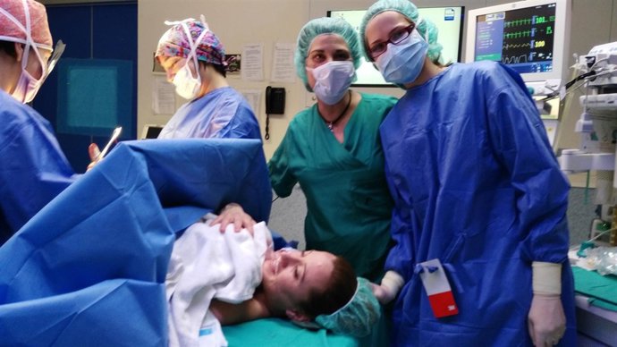 Hospital Santa Lucía implanta el método 'piel con piel' en cesáreas programadas