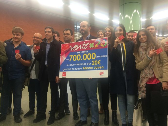 Rollán posa con varios jóvenes beneficiarios del nuevo abono joven.