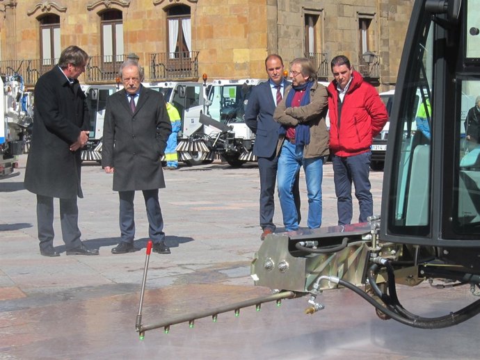 El alcalde de Oviedo, Wenceslao López, en la presentación de la nueva maquinaria