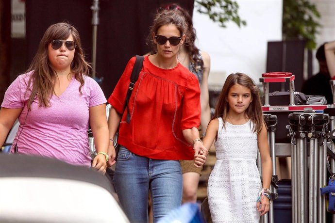 Katie Holmes gets a visit from daughter Suri Cruise on set