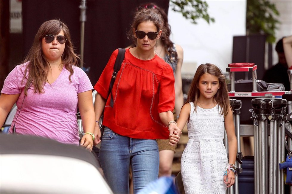 Katie Holmes gets a visit from daughter Suri Cruise on set