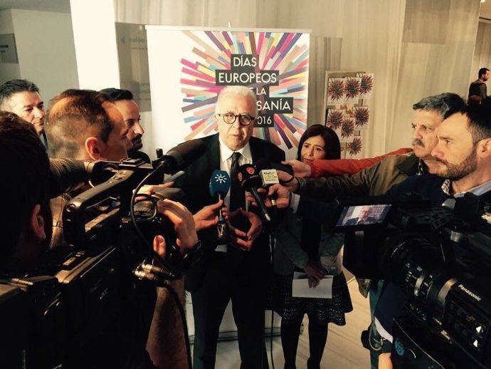 El consejero de Empleo, José Sánchez Maldonado, atiende a los medios