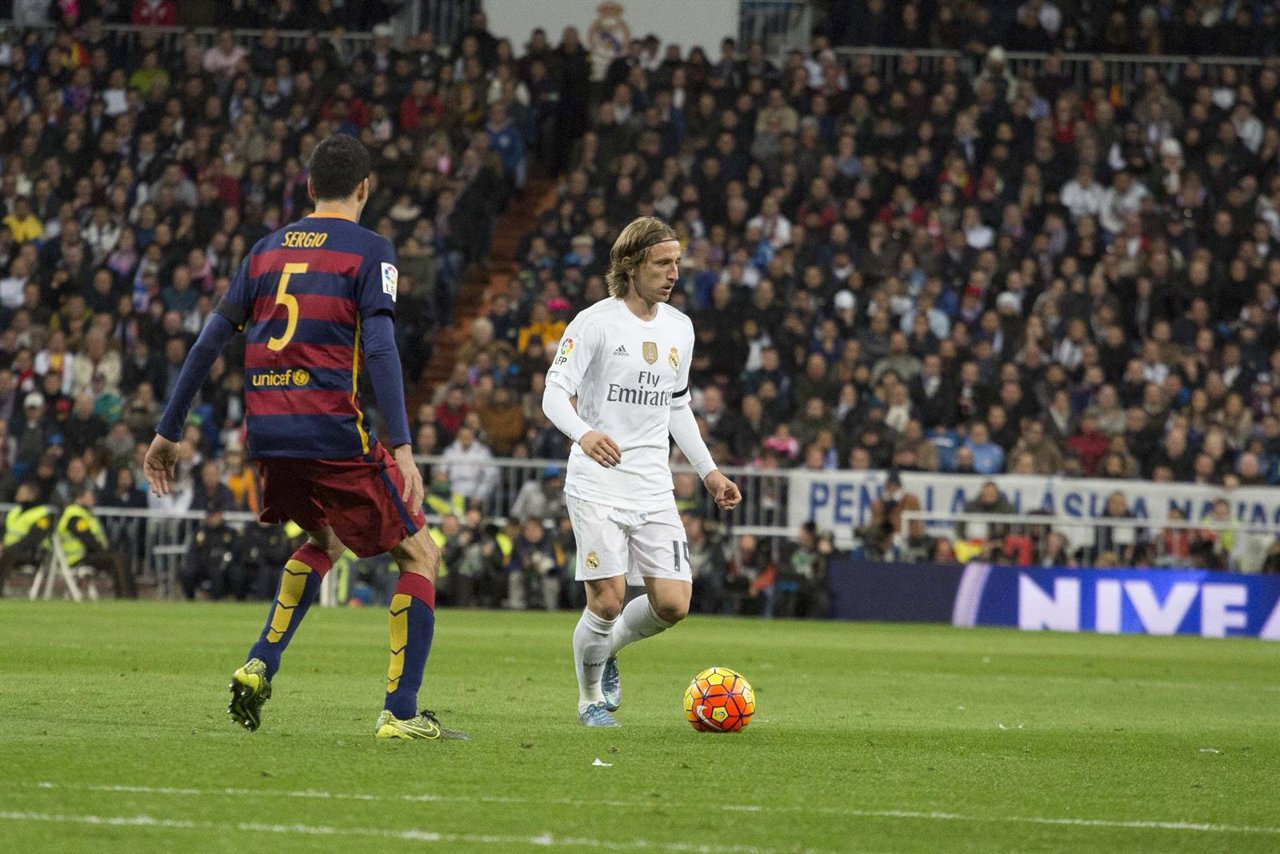 Sergio Busquets y Luka Modric en el Real Madrid - Barcelona