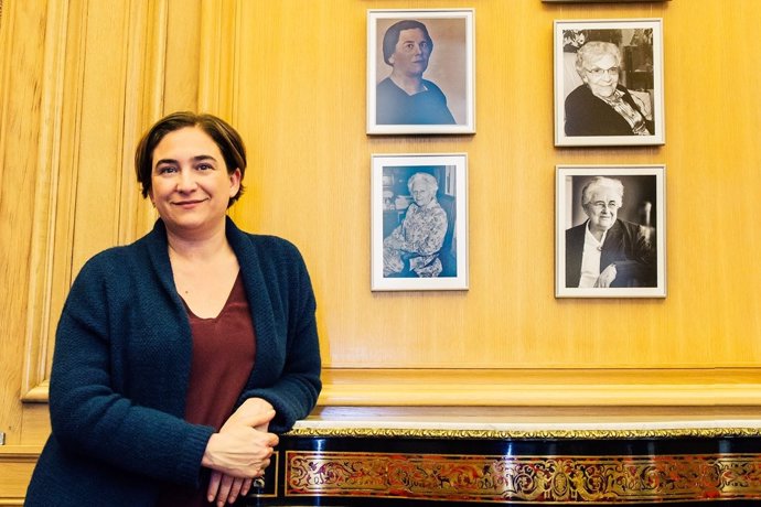 Ada Colau posa junto a la fotografía de María Domínguez y otras mujeres ilustres