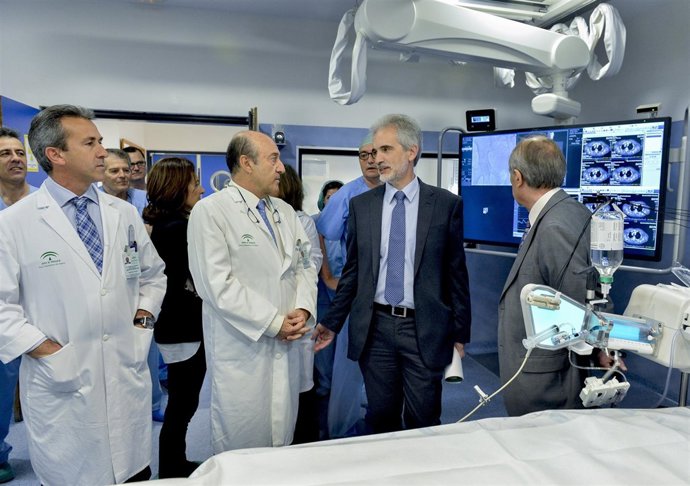 El consejero de Salud, Aquilino Alonso, visita la Sala de Hemodinámica de Valme