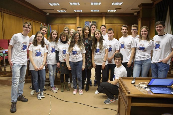 Los alumnos del IES Alto Almanzora en el Salón de Plenos de la Diputación.
