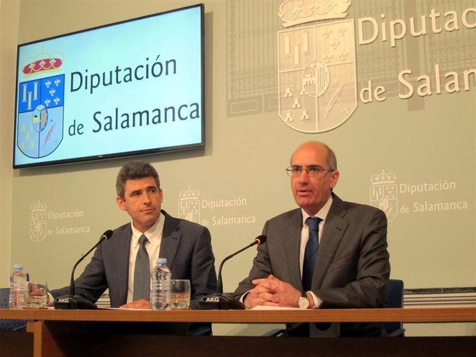 Javier Iglesias (derecha), junto al delegado del área de Cultura.