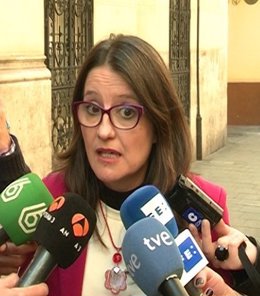 Mónica Oltra atendiendo a los medios de comunicación 