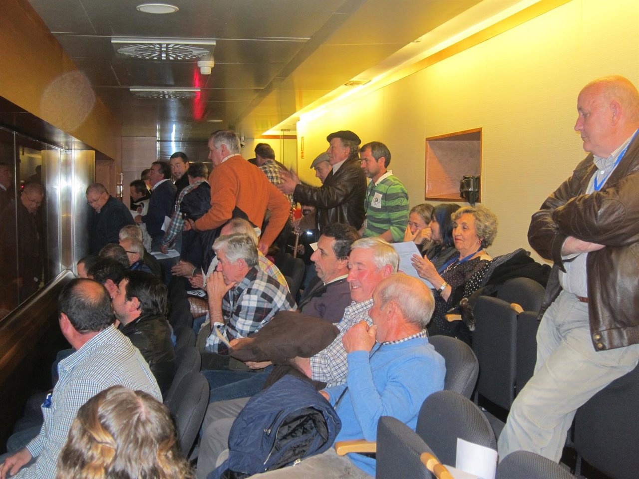 Los ganaderos durante la suspensión del pleno.