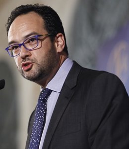 Antonio Hernando en un desayuno