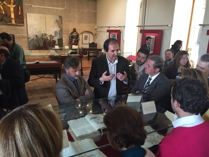 Fiscal observa algunos documentos en la exposición sobre el parque natural.