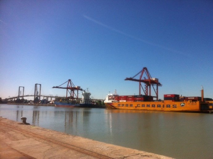 Puerto de Sevilla desde la dársena del Batán