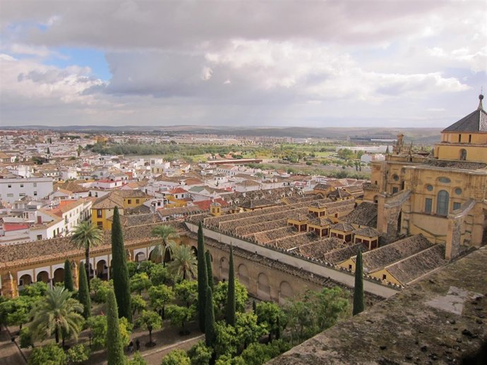 Vista del Patio de los Naranjos y de la Mezquita-Catedral desde su torre