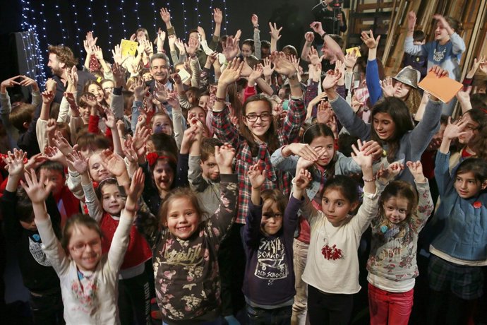 Revilla con los niños del campus