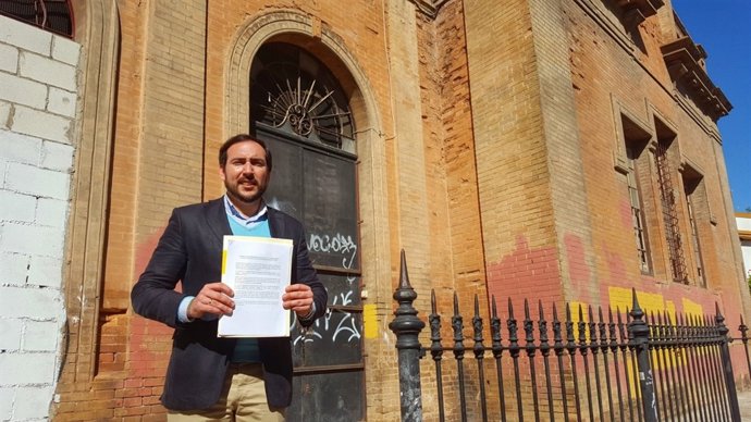 Moraga ante el edificio.