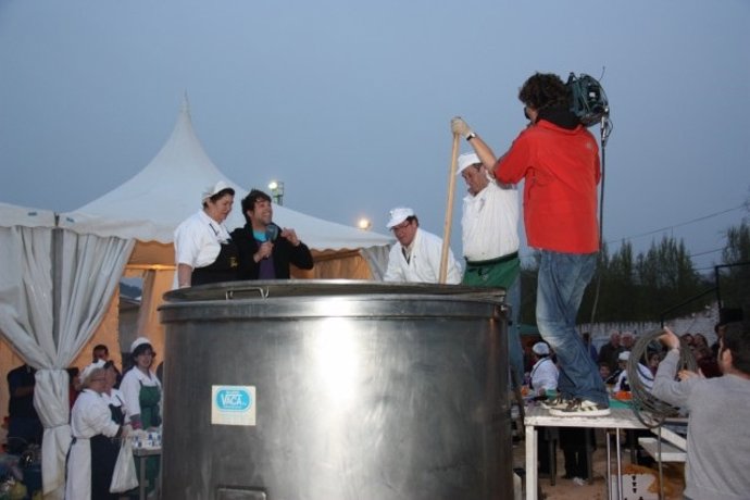 Imagen del cocido más grande del mundo en Jabugo (Huelva).