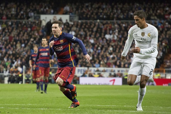 Leo Messi y Varane en el Real Madrid - Barcelona