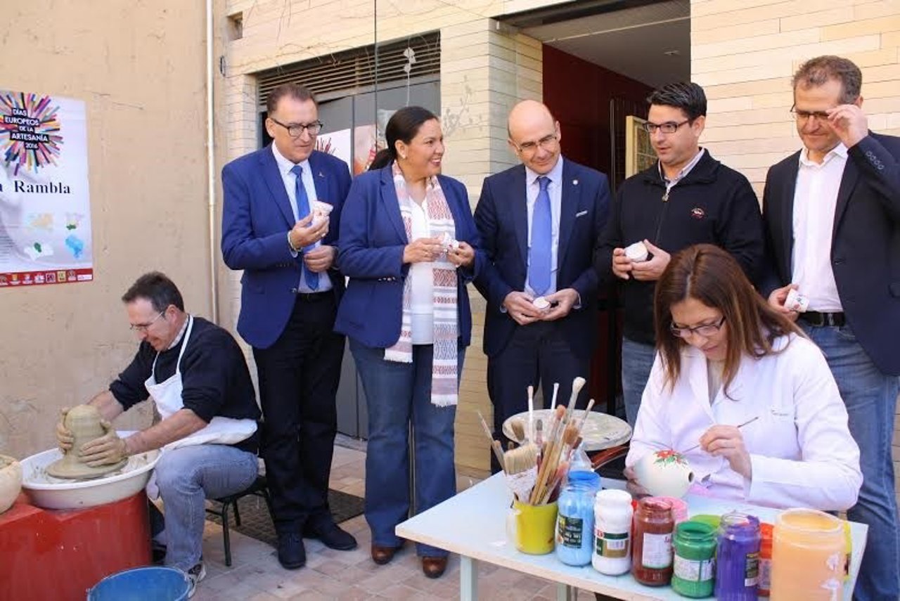 Carmona (centro), junto a Amo y García (izda.) en la Muestra de Artesanía
