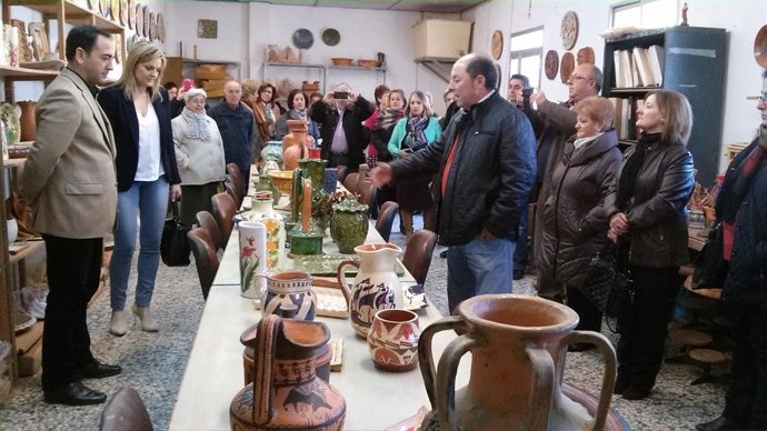 Visita de De la Torre a la Escuela de Artesanía