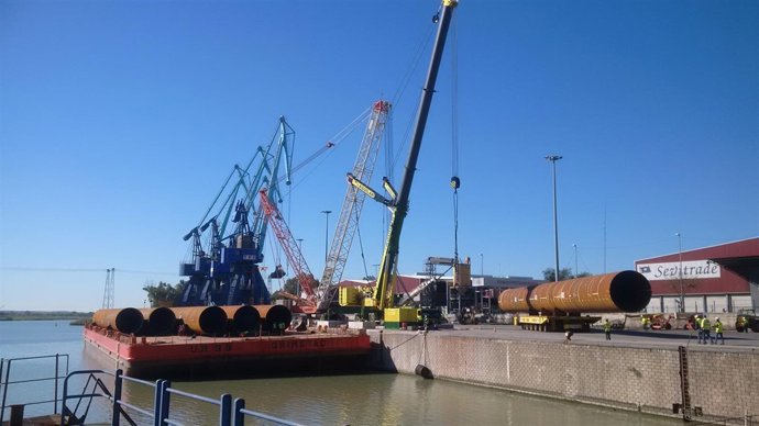 Embarque de los piles de la subestación para Wikinger construida por Navantia