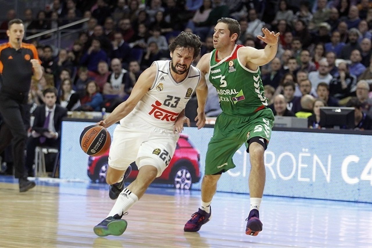 Sergio Llull se intenta zafar de la marca de su rival