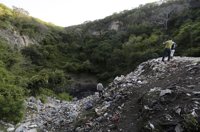 Hallan restos de 17 personas en Cocula, donde pudieron incinerar a los normalistas