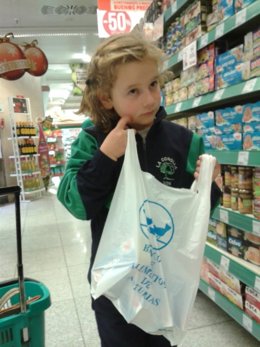 Niña participando en la Gran recogida de alimentos