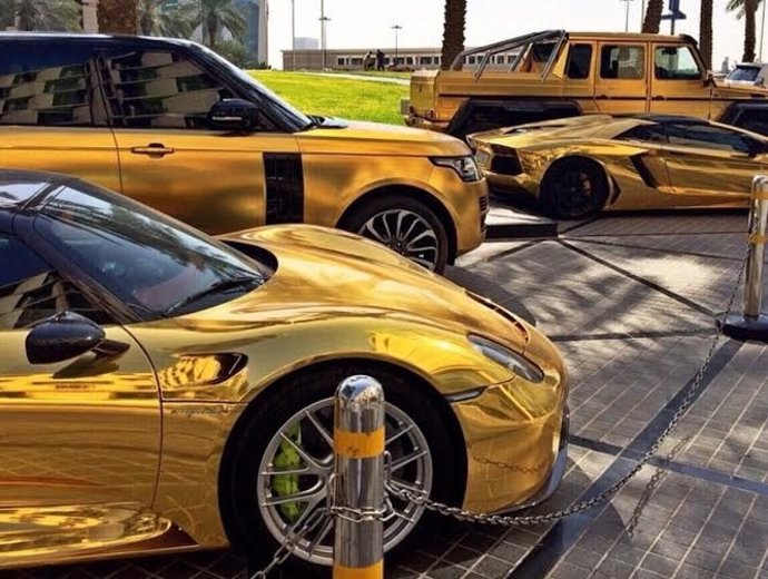 Coches bañados en oro