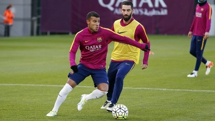 Rafinha Alcántara Arda Turan entrenamiento Barcelona