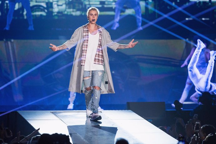 Justin Bieber en su gira Purpose vestido de Calvin Klein