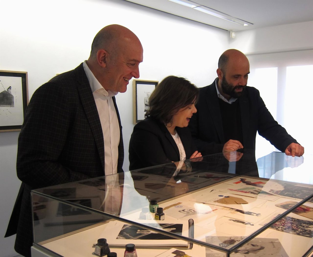 Jesús Julio Carnero, Soraya Sáenz de Santamaría y David del Cura en la exposició