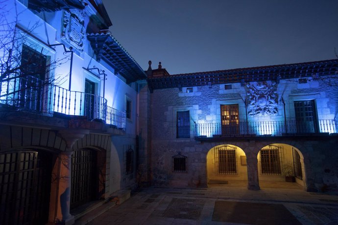 El Ayuntamiento de Camargo iluminado de azul