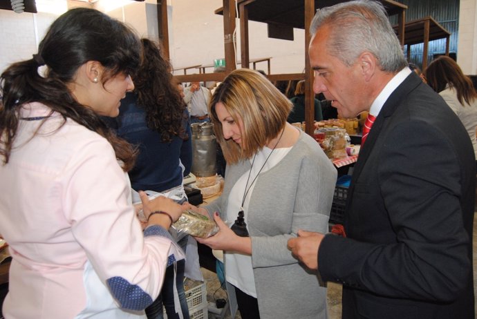 Apertura de la Feria del Queso artesanal de Villaluenga del Rosario