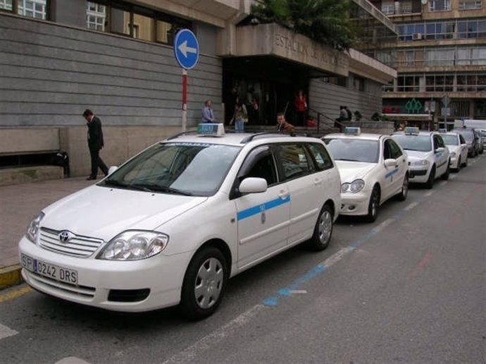 Taxis en la parada de las estaciones