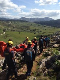 Bomberos de Ubrique (Cádiz) rescatan y trasladan a un excursionista enfermo