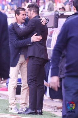 Juan Merino saluda al Cholo Simeone en el Vicente Calderón