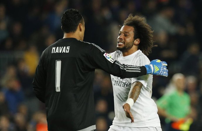 Marcelo se abraza a Keylor Navas tras el clásico en el Camp Nou