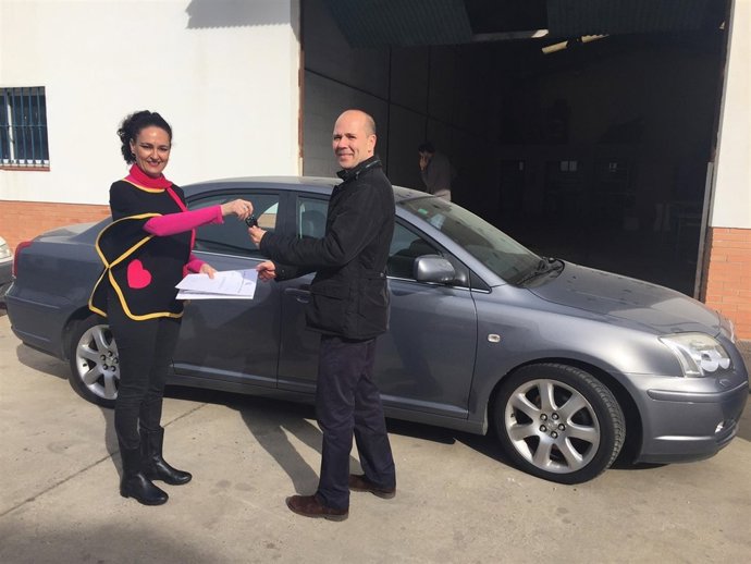 La alcaldesa de Gibraleón entrega las llaves del coche oficial subastado. 