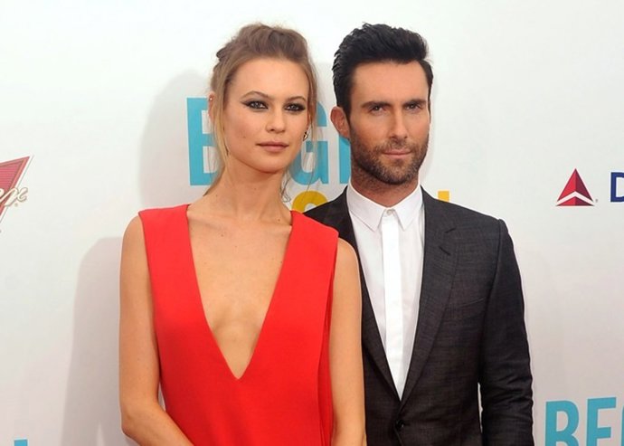 Behati Prinsloo y Adam Levine, comparten primera imagen embarazo