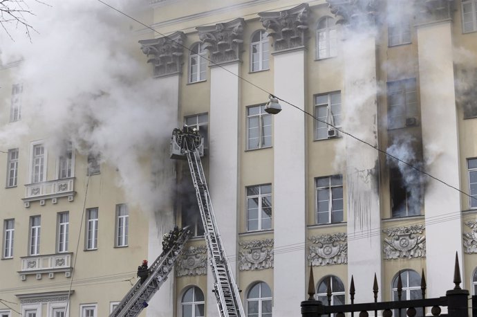 Bomberos en la sede del Ministerio de Defensa ruso